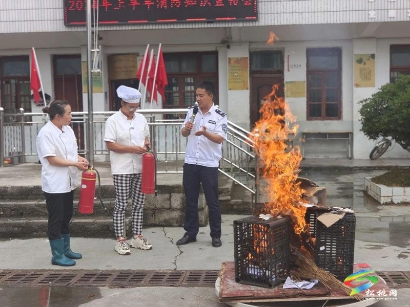 沙壩河鄉(xiāng)完小開(kāi)展防震防火應(yīng)急疏散演練活動(dòng)