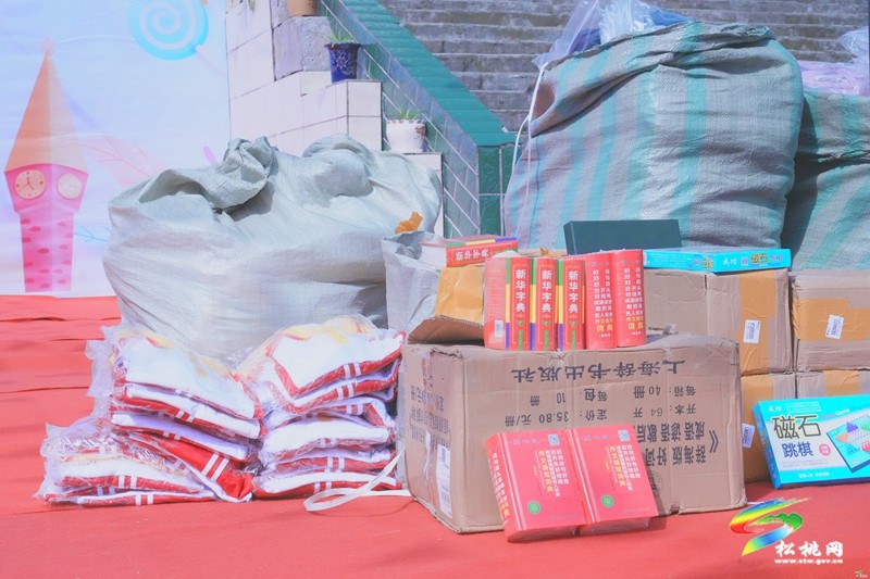 松桃農(nóng)信聯(lián)社開(kāi)展“六一”慰問(wèn)活動(dòng)