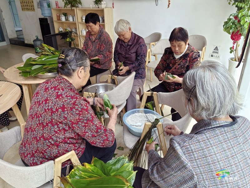 【網(wǎng)絡(luò)中國(guó)節(jié)?端午】松桃老吾老驛站開(kāi)展“粽葉飄香迎端午·共同締造鄰里情”活動(dòng)