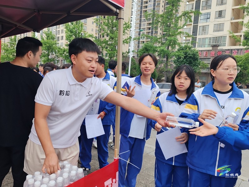 松桃：志愿服務(wù)助力高考 暖心守護(hù)莘莘學(xué)子