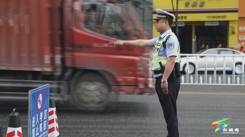 高考首日，松桃交警開啟“護考”模式