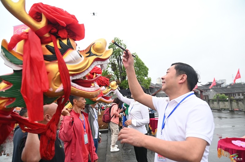 【網(wǎng)絡(luò)中國節(jié)·端午】九龍競渡 鼓舞苗鄉(xiāng)|松桃2024年“三融杯”傳統(tǒng)龍舟賽開幕