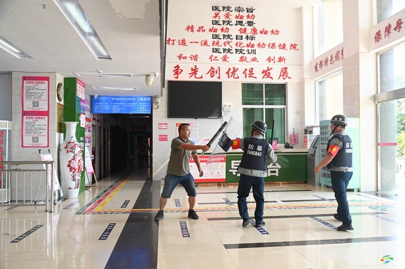 松桃婦幼保健院開展突發(fā)應(yīng)急反恐防恐演習(xí)