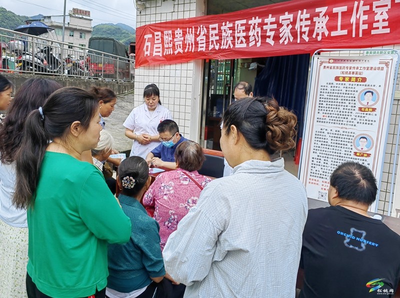 縣民族中醫(yī)院到寨英鎮(zhèn)開展義診活動