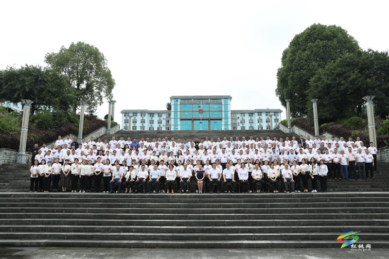 松桃苗族自治縣科學(xué)技術(shù)協(xié)會(huì)第三次代表大會(huì)開(kāi)幕