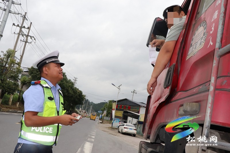 松桃公安交警大隊集中開展貨車風險專項整治縱深推進夏季治安打擊整治行動