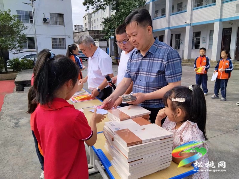 盤信鎮(zhèn)民族完小舉行“祖國在我心中”征文頒獎儀式