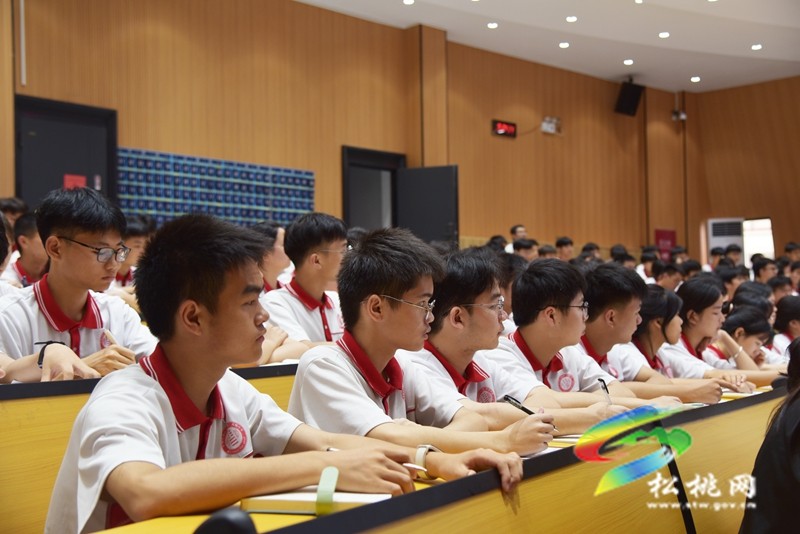 陳琪到縣第三高級(jí)中學(xué)講授思政課