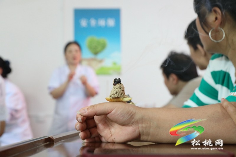 縣民族中醫(yī)院聯(lián)合蓼皋衛(wèi)生院平頭衛(wèi)生院開展“健康惠企”中醫(yī)健康服務(wù)活動(dòng)
