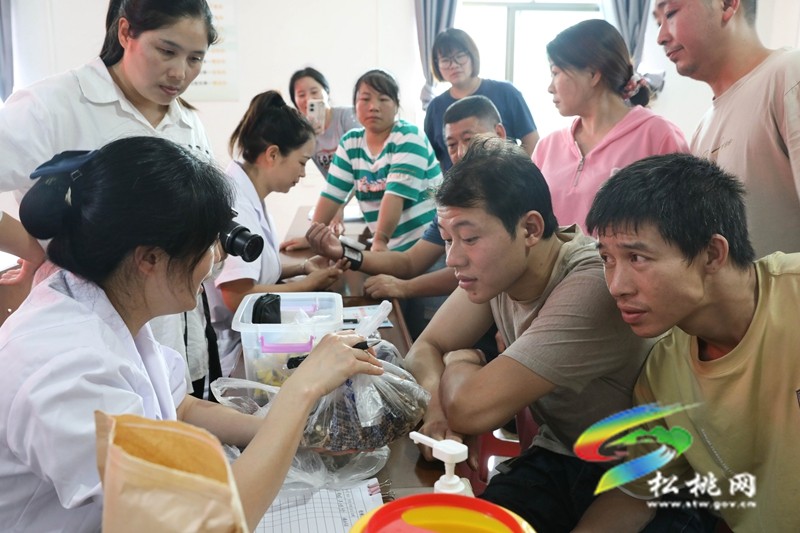 縣民族中醫(yī)院聯(lián)合蓼皋衛(wèi)生院平頭衛(wèi)生院開展“健康惠企”中醫(yī)健康服務(wù)活動(dòng)