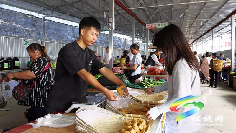 松桃：臨時(shí)便民菜市場(chǎng)讓“煙火氣”更具“文明味”
