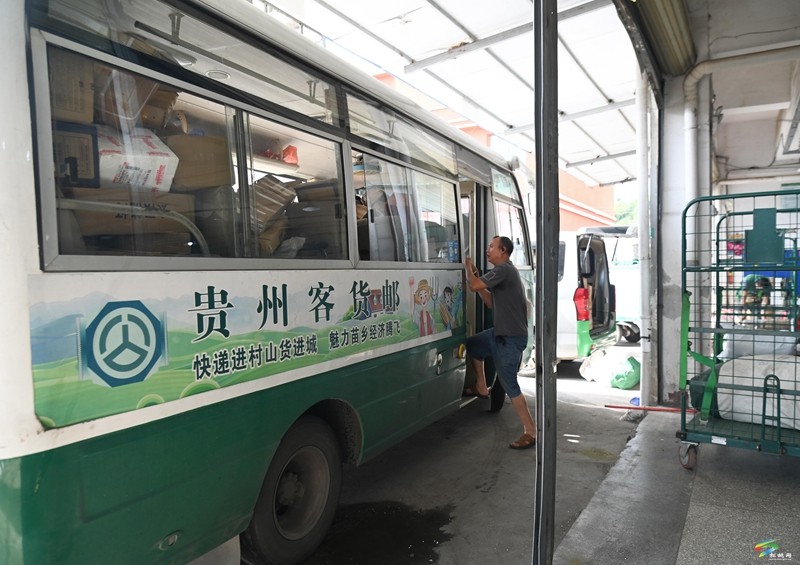 松桃：推進(jìn)“客貨郵”融合  暢通快遞進(jìn)村