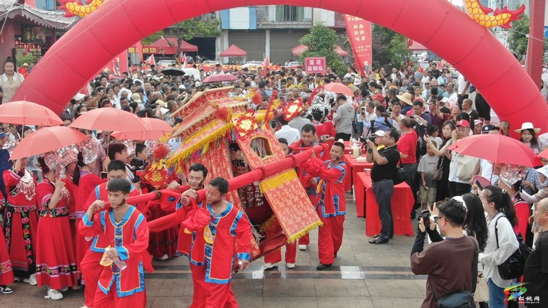第九屆中國(guó)苗族情人節(jié)“六月六”火熱進(jìn)行中