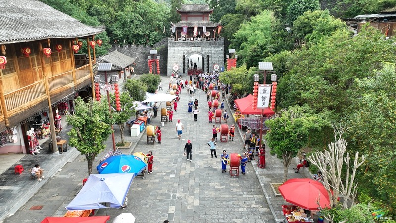 松桃苗王城:苗族情人節(jié)  綻放幸福之花