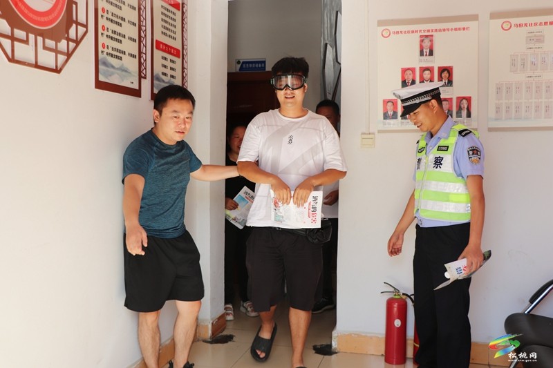 松桃公安交警走進社區(qū)開展夏季交通安全宣傳活動