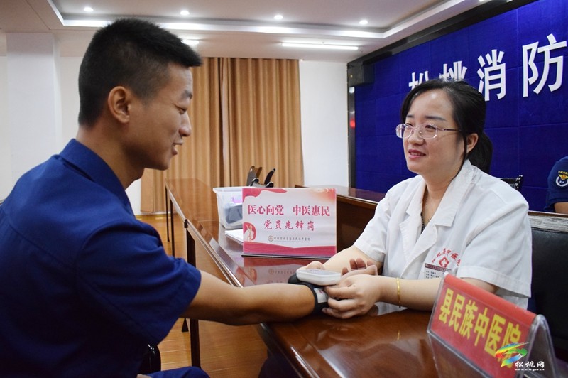 縣民族中醫(yī)院開展中醫(yī)藥健康公益服務(wù)活動(dòng)