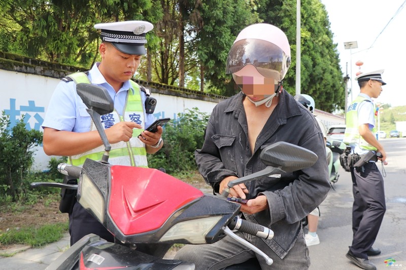 松桃公安交警持續(xù)開展摩托車、電動車夏季交通安全突出風險專項整治行動