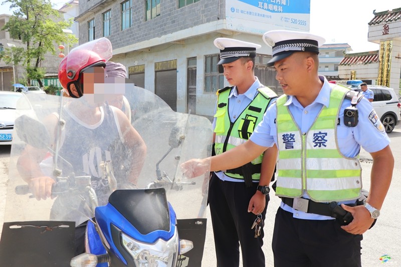 松桃公安交警持續(xù)開展摩托車、電動車夏季交通安全突出風險專項整治行動