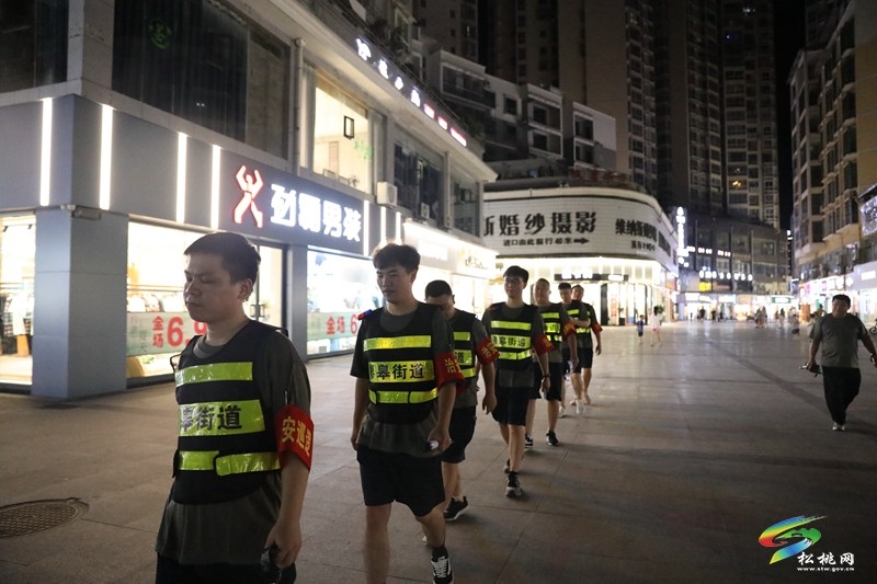 松桃:夜間巡邏“不打烊” 點(diǎn)亮群眾“平安燈”