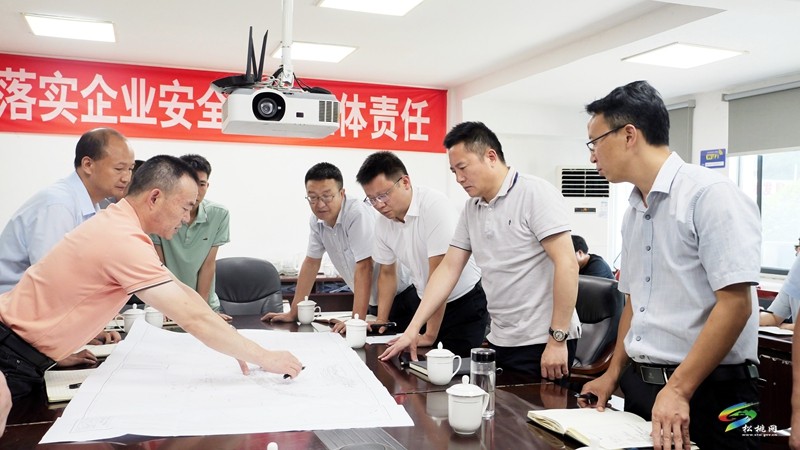 陳琪到平頭鎮(zhèn)西溪堡錳礦、白巖溪錳礦等非煤礦山企業(yè)調(diào)研
