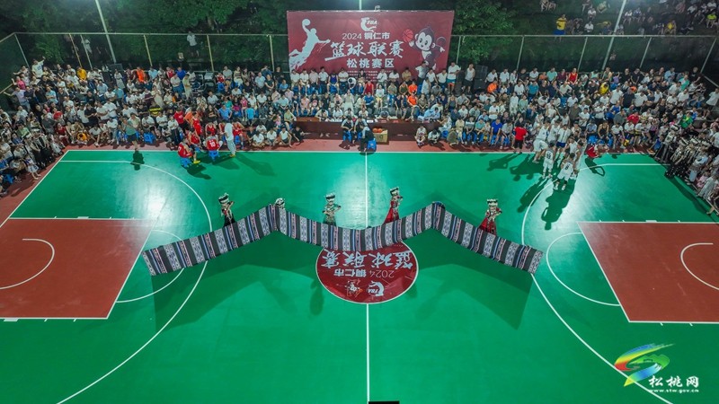 精彩“籃”不?。∫粋€(gè)籃球 一身球衣 燃爆全場(chǎng)