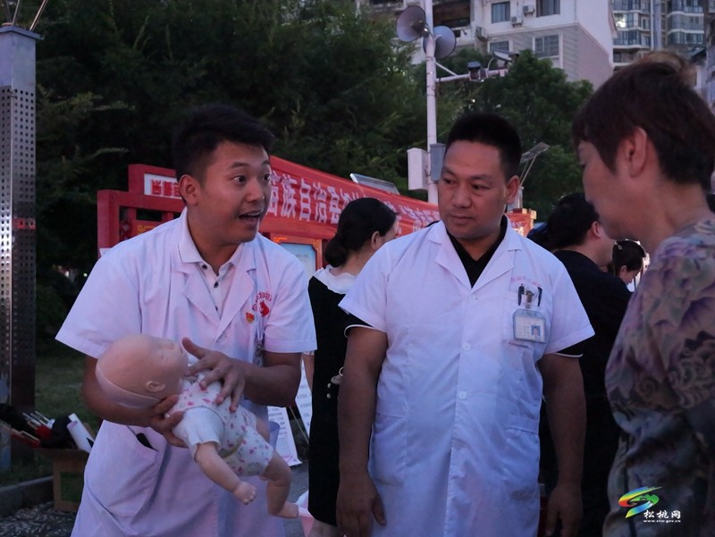 婦幼義診進(jìn)廣場(chǎng) 暖心“擺攤”送健康