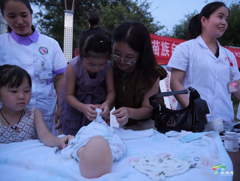 婦幼義診進(jìn)廣場(chǎng) 暖心“擺攤”送健康