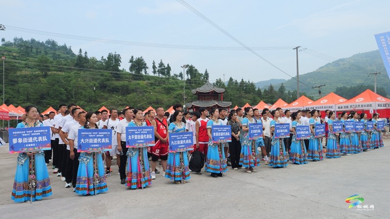 松桃“體彩杯”籃球聯(lián)賽暨第三屆“美麗鄉(xiāng)村”籃球選拔賽賽區(qū)拉開戰(zhàn)幕