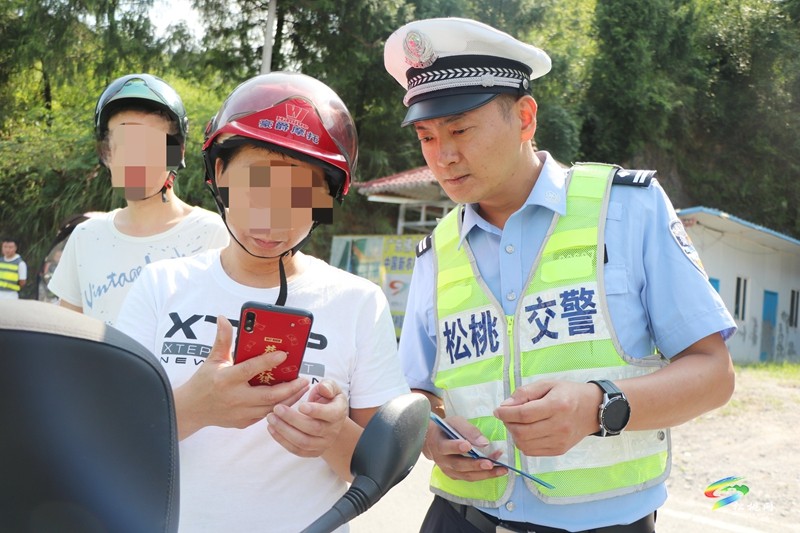 松桃公安交警聯(lián)合多部門開展“趕場日”秋季農(nóng)村道路交通違法集中整治行動(dòng)