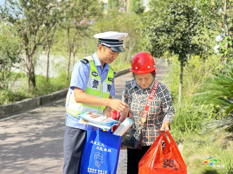 松桃公安交警進(jìn)社區(qū)開展交通安全宣傳活動