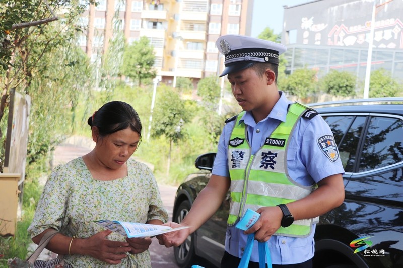 松桃公安交警進(jìn)社區(qū)開展交通安全宣傳活動