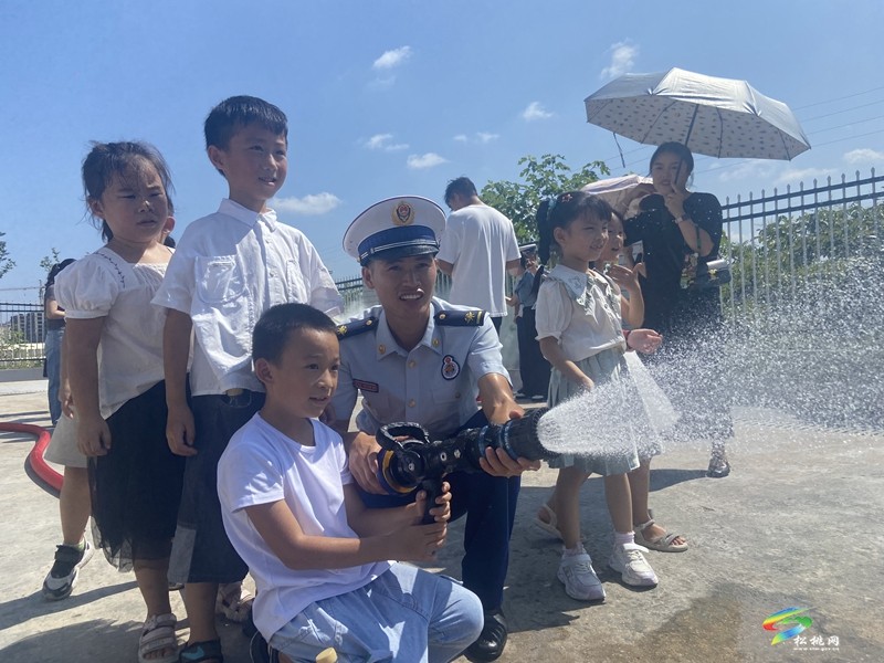 松桃：“藍焰護苗”消防安全教育研學實踐基地掛牌成立