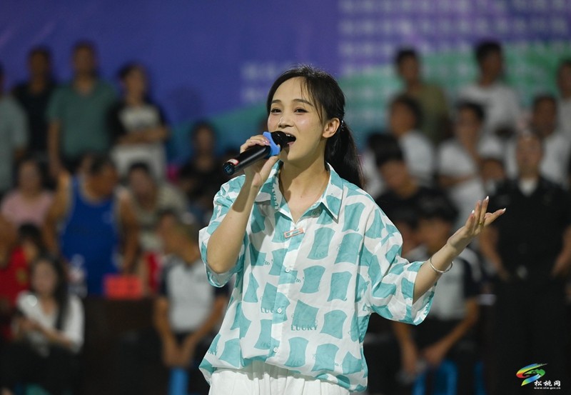 強(qiáng)強(qiáng)對(duì)決！松桃“美麗鄉(xiāng)村”籃球選拔賽東西部賽區(qū)交叉賽舉行