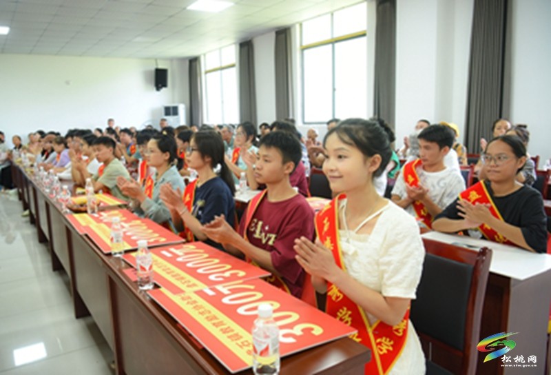 金秋助學(xué) 托起盤石學(xué)子筑夢(mèng)之路