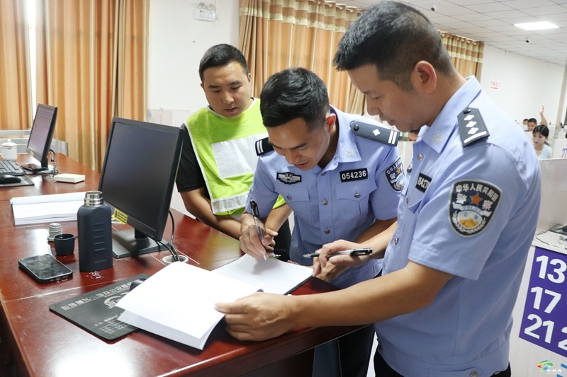 松桃公安交警聯(lián)合多部門開展機(jī)動車駕駛?cè)丝荚嚰信挪檎?嚴(yán)厲打擊涉駕駛?cè)丝荚囘`法犯罪專項行動