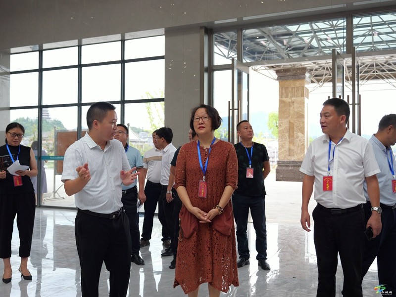 縣人大常委會(huì)開(kāi)展縣民族中醫(yī)院新院選址情況 縣人民醫(yī)院新院搬遷推進(jìn)情況視察
