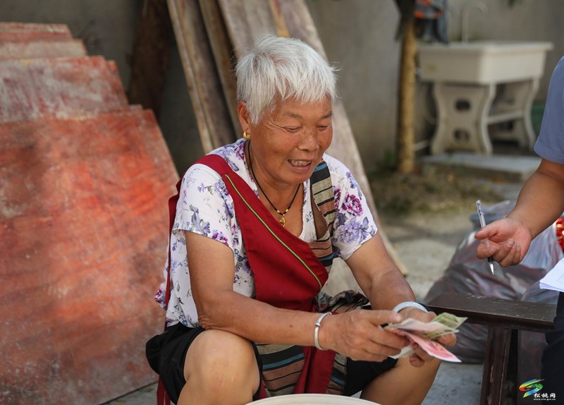 石梁鄉(xiāng)：訂單辣椒豐收稱(chēng)重忙   “稱(chēng)”出群眾好日子
