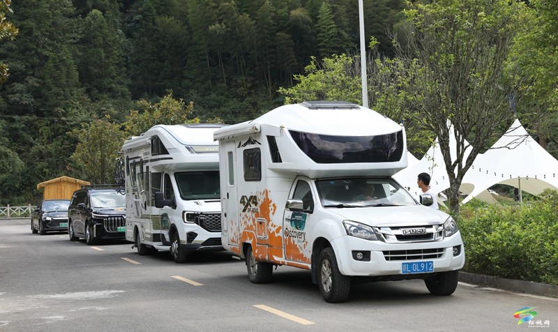 百余輛房車自駕巡游打卡烏羅鎮(zhèn)桃花源景區(qū)