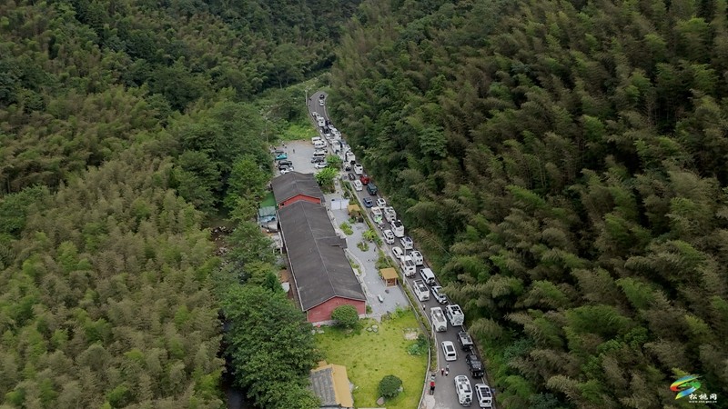 百余輛房車自駕巡游打卡烏羅鎮(zhèn)桃花源景區(qū)