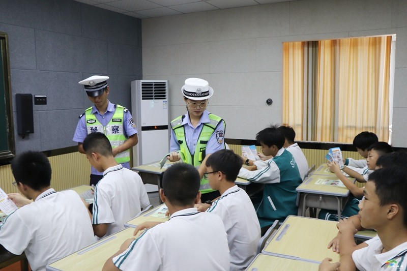 松桃公安交警開展“開學第一課”護航學生安全出行