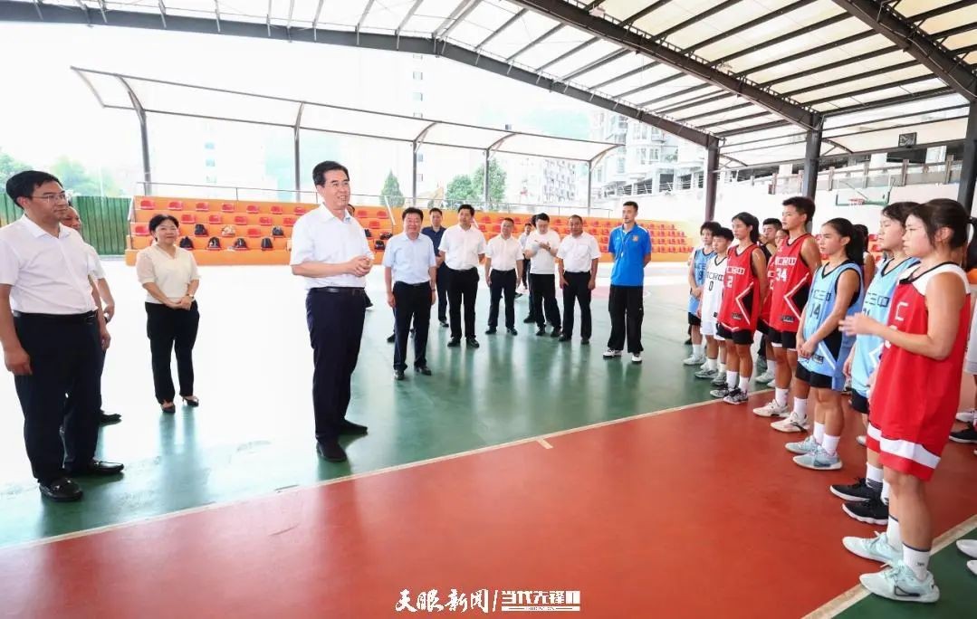 李炳軍在銅仁市調(diào)研