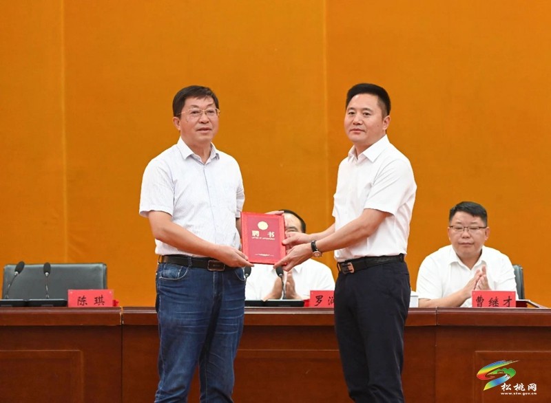 我縣慶祝第40個(gè)教師節(jié)暨捐資助學(xué)大會(huì)召開(kāi)
