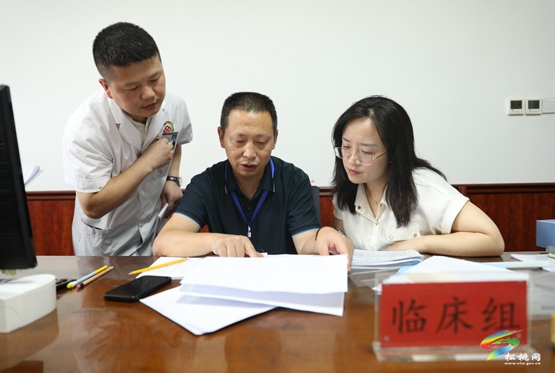 縣民族中醫(yī)院三級(jí)中醫(yī)醫(yī)院評(píng)審工作匯報(bào)會(huì)召開(kāi)