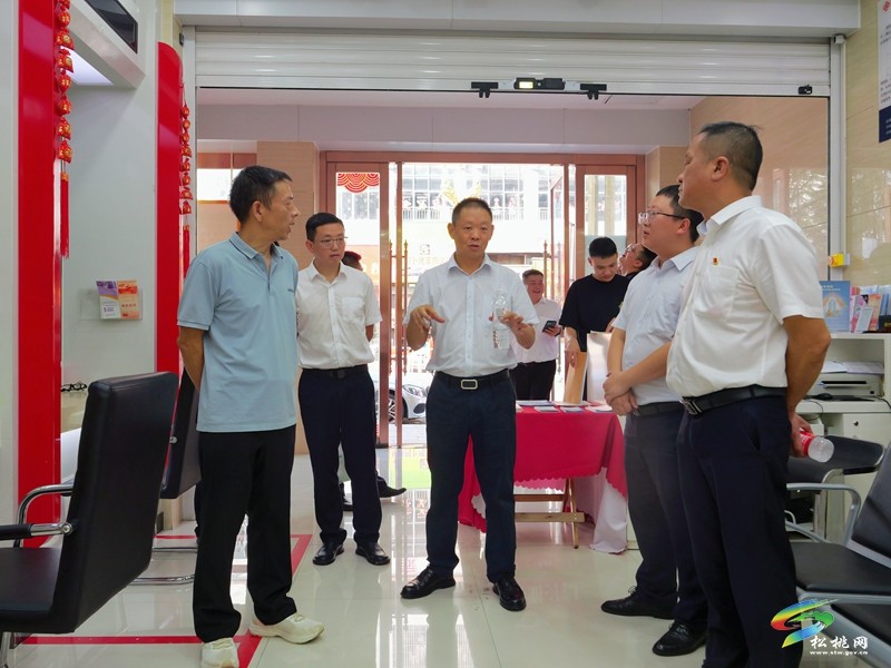 金融知識(shí)進(jìn)鄉(xiāng)鎮(zhèn) 守好群眾錢袋子——松桃農(nóng)信聯(lián)社深入開展“金融教育宣傳月”活動(dòng)