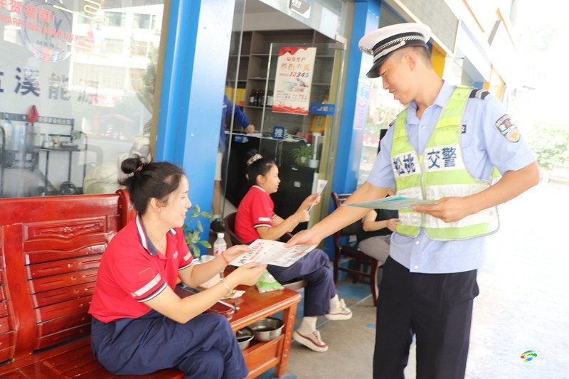 松桃公安交警走進(jìn)加油站 為出行安全“加滿油”