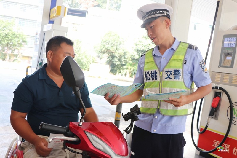 松桃公安交警走進(jìn)加油站 為出行安全“加滿油”