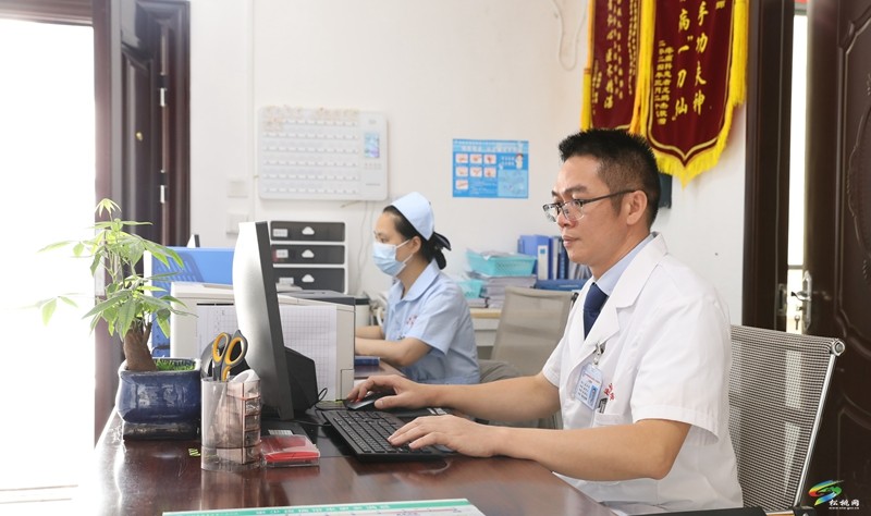 【網(wǎng)絡(luò)中國節(jié)·中秋】中秋佳節(jié)我在崗：你負(fù)責(zé)團(tuán)圓?我負(fù)責(zé)堅(jiān)守