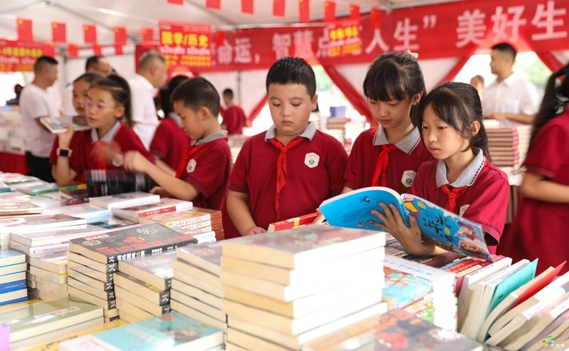 松桃舉行全民閱讀大型圖書惠民活動(dòng)