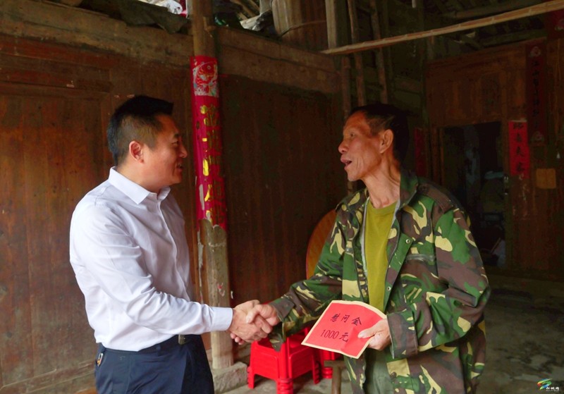 陳琪國慶節(jié)前走訪慰問老戰(zhàn)士和督導(dǎo)檢查安全生產(chǎn)工作