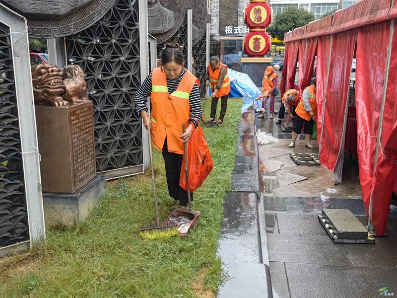 松桃：環(huán)衛(wèi)工人堅守崗位 詮釋勞動美